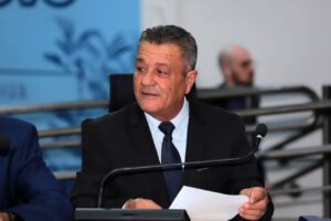 Vereador Delei solicita patrolamento e encascalhamento para melhorar acesso em rua do bairro