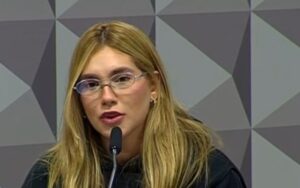 Virgínia Fonseca confunde microfone com canudo na CPI das Bets