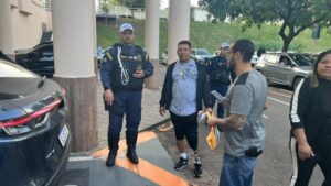 Ação da SAS em shopping aplica “Multa Moral” para conscientizar motoristas sobre vagas especiais