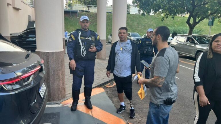 Ação da SAS em shopping aplica “Multa Moral” para conscientizar motoristas sobre vagas especiais