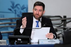 Agora é Lei: Aprovado projeto de Maicon Nogueira, que proíbe execução musical com letras que fazem apelo sexual nas ‘carretas da alegria’