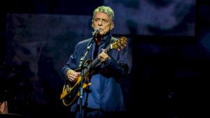 Aos 80 anos, Chico Buarque passa por cirurgia craniana no Rio
