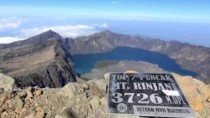 Após morte de brasileira, turistas denunciam perigos no Rinjani