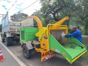 Bonito avança na gestão ambiental com trituração de resíduos de podas