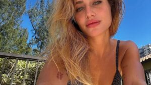 Bruna Griphao ganha elogios ao posar de biquíni