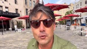 Bruno de Luca aparece após cirurgia e afastamento da TV