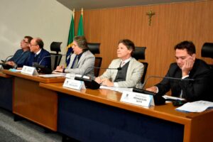 CCJR devolve projetos dos três poderes e convoca reunião extraordinária