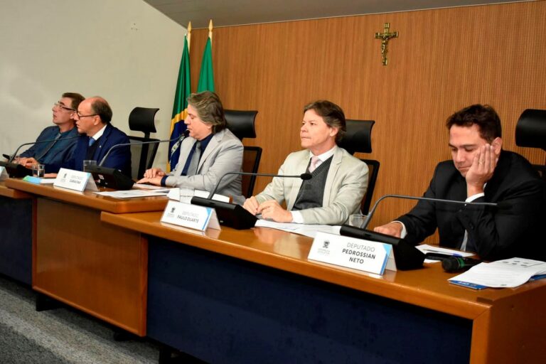 CCJR devolve projetos dos três poderes e convoca reunião extraordinária