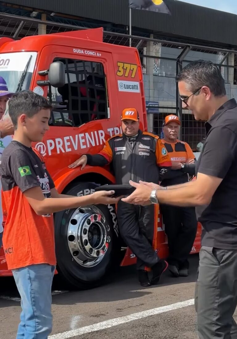 Campo Grande vive emoção da Fórmula Truck e homenageia vereador Herculano Borges por apoio ao esporte