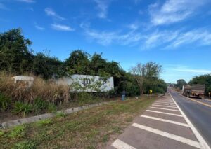Carreta derruba proteção de ponte e para dentro da mata às margens da BR-163 em Coxim