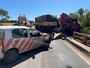 Colisão entre carreta e veículo de apoio bloqueia a BR-163 próximo a Sonora