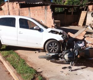 Colisão entre carro e motocicleta deixa mulher ferida no bairro Vila Bela, em Coxim