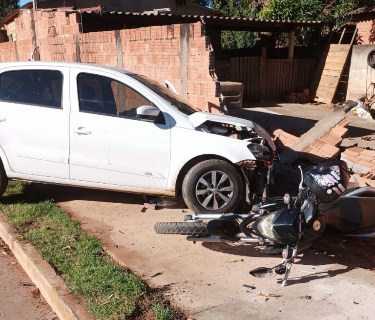 Colisão entre carro e motocicleta deixa mulher ferida no bairro Vila Bela, em Coxim