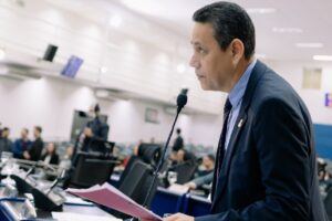 Com ruas intransitáveis na Vila Planalto, Clodoilson Pires cobra tapa-buraco e ações da prefeitura