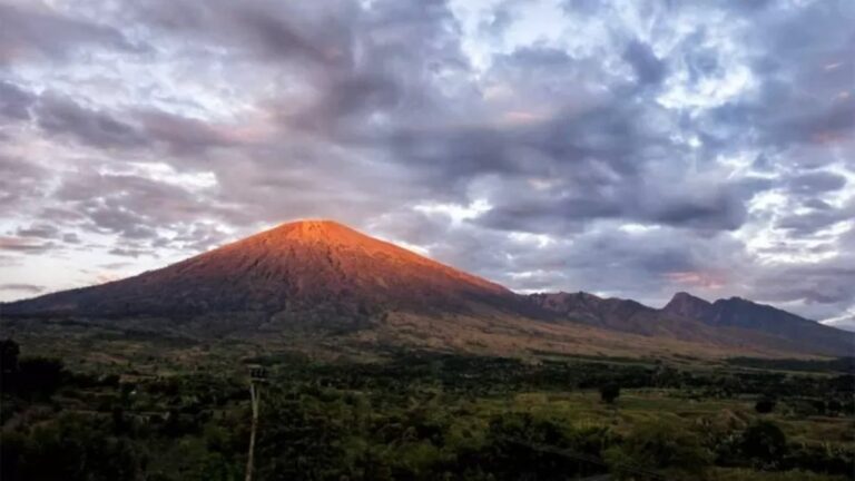 Conheça o Monte Rinjani, vulcão desafiador na Indonésia