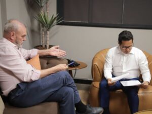 Deputado entrega ao presidente da Câmara representação sobre ambulâncias novas paradas