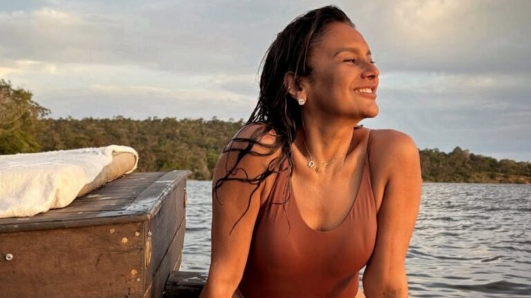 Dira Paes posa de maiô em cliques no Pará