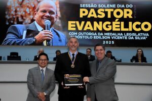 Dr. Victor Rocha homenageia Pastor Marcelo de Oliveira Silva por trajetória de fé e apoio às famílias