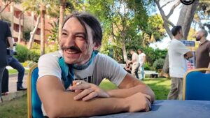 Ezra Miller reaparece em eventos e afirma querer voltar a atuar