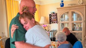 Filha de Bruce Willis mostra fotos do pai, que sofre de demência