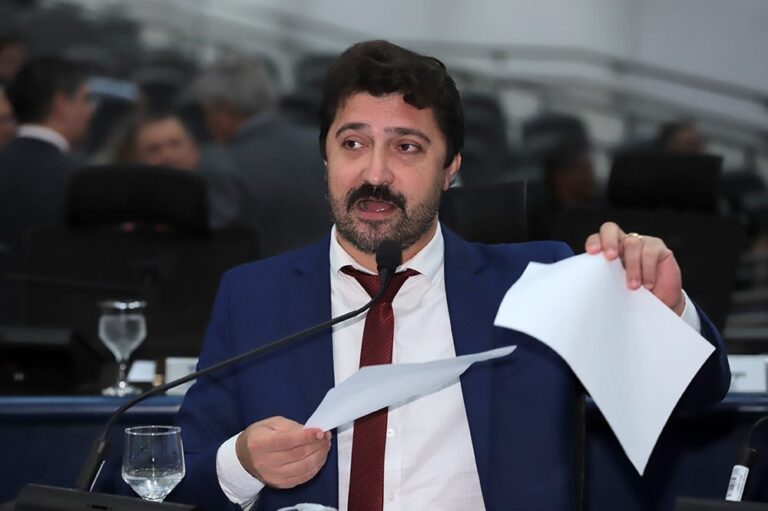 Flávio Cabo Almi reforça diálogo sobre dependência química e apresenta demandas por segurança e reparos urbanos