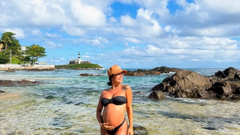 Grávida, Carol Peixinho exibe barrigão em passeio em praia da BA