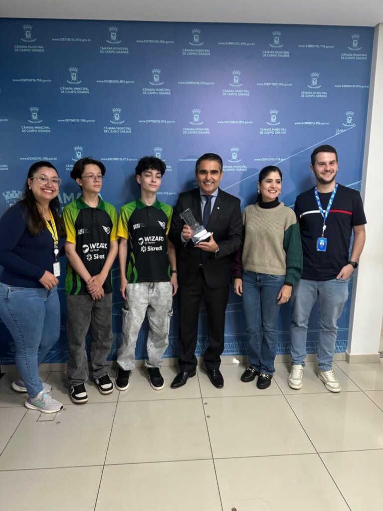 Herculano Borges homenageia equipe de robótica campeã internacional do SESI de Dourados