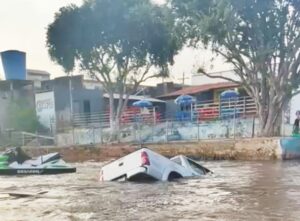 Hilux com carretinha cai no rio Taquari após falha no freio de mão; Bombeiros e ribeirinhos realizam resgate