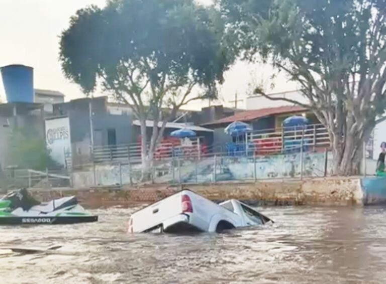 Hilux com carretinha cai no rio Taquari após falha no freio de mão; Bombeiros e ribeirinhos realizam resgate