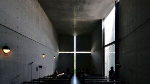 Igreja usa luz natural para criar imagem da cruz no altar
