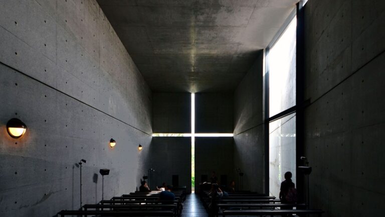 Igreja usa luz natural para criar imagem da cruz no altar