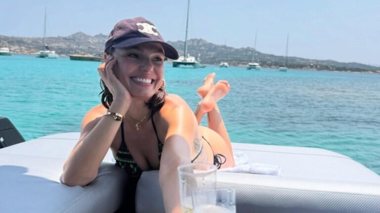Isis Valverde posa de biquíni em lua de mel com Marcos Buaiz