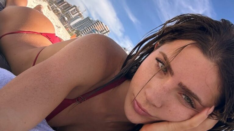 Jade Picon é elogiada ao posar de biquíni: "Linda"