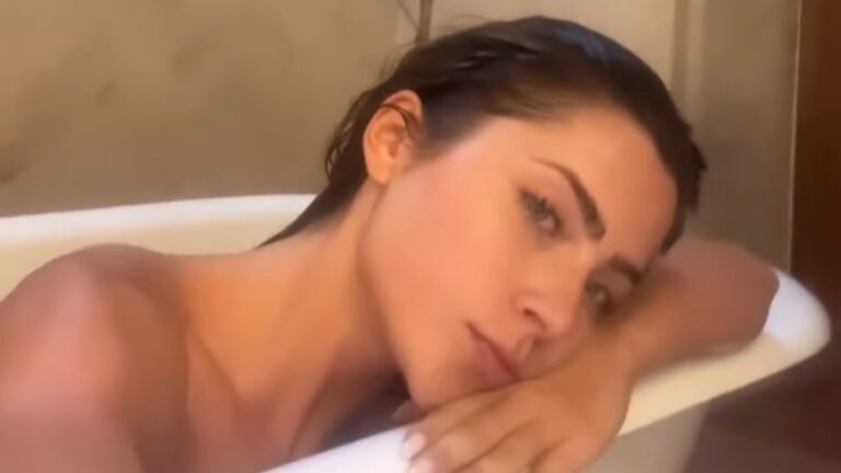 Jade Picon posa durante banho de banheira; veja as fotos