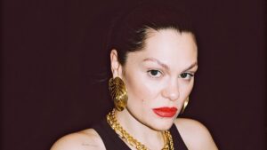 Jessie J revela que fez show logo após passar por 5 biópsias