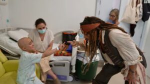 Johnny Depp surpreende crianças com câncer em hospital de Madrid