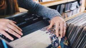 Jovens estão consumindo mais discos de vinil e K-7. Entenda