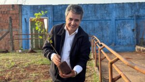 Landmark retorna ao Licurgo, escola onde foi professor, e planta árvores frutíferas com alunos da Vila Nasser