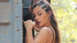 Larissa Riquelme ressurge e se define como artista global