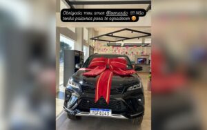 Leonardo surpreende Poliana Rocha com carro de luxo