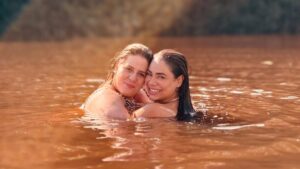 Lexa e Tati Machado posam juntas durante viagem ao Amazonas