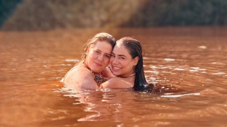 Lexa e Tati Machado posam juntas durante viagem ao Amazonas