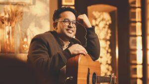Misaias Oliveira fala sobre "ficar velhinho junto" em novo single