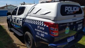 Motorista de 59 anos é preso por embriaguez ao volante após colisão com poste em Alcinópolis