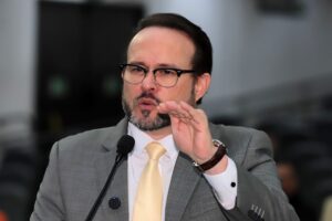 “Não vamos nos acovardar”: Dr. Lívio reage a ataques e expõe pressões contra CPI do Transporte