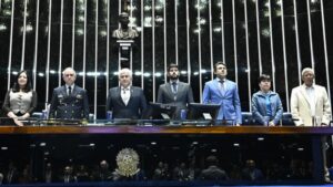 Dia Nacional da Ciência e do Pesquisador Científico. Plenário do Senado Federal durante sessão especial destinada a celebrar o Dia Nacional da Ciência e do Pesquisador Científico. Em posição de respeito, parlamentares e convidados acompanham execução do Hino Nacional. Mesa: reitora da Universidade Estadual Paulista (Unesp), Maysa Furlan; diretor do Centro Tecnológico da Marinha no Rio de Janeiro, Marcos Fricks Cavalcante; presidente e requerente desta sessão, senador Astronauta Marcos Pontes (PL-SP); secretário desta sessão; ice-presidente da Fundação de Apoio à Pesquisa do Distrito Federal, Paulo Nicholas de Freitas Nunes; vice-presidente regional da Academia Brasileira de Ciências (ABC), Mercedes Maria da Cunha Bustamante; secretário substituto de Políticas e Programas Estratégicos do Ministério da Ciência, Tecnologia e Inovação, Osvaldo Moraes