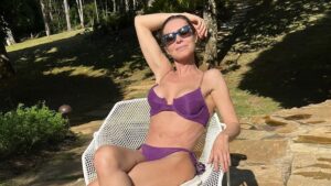Paula Burlamaqui aproveita dia de sol para renovar bronzeado