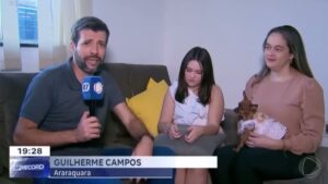 Pinscher ataca repórter durante link ao vivo e vídeo bomba na web