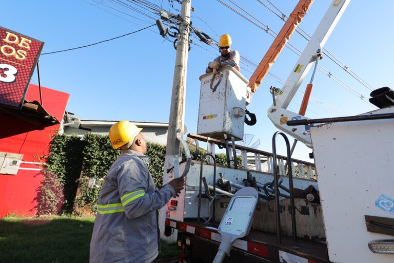 Prefeitura avança com instalação de luminárias de LED nas principais vias