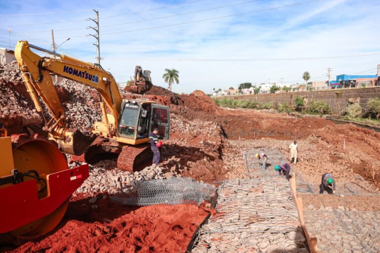 Prefeitura de Campo Grande avança com obras de contenção no Anhanduí e inicia nova etapa na Ernesto Geisel